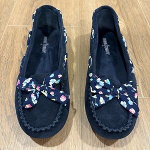 Minnetonka 69595 Navy Leather Blue Floral Bow Moccasin Loafer Shoes 8